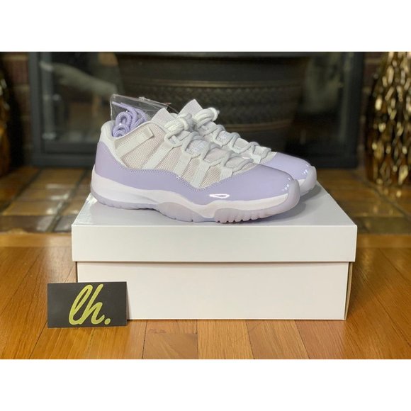 Size 8 Air Jordan Retro 11 Low "Pure Violet" - Picture 4 of 5